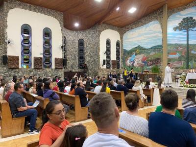 Padre Joaquim preside o oitavo dia da Novena em honra a Nossa Senhora Aparecida em Laranjeiras do Sul